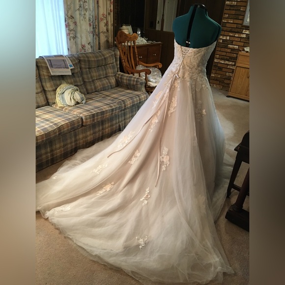 Wedding dress - Picture 15 of 16